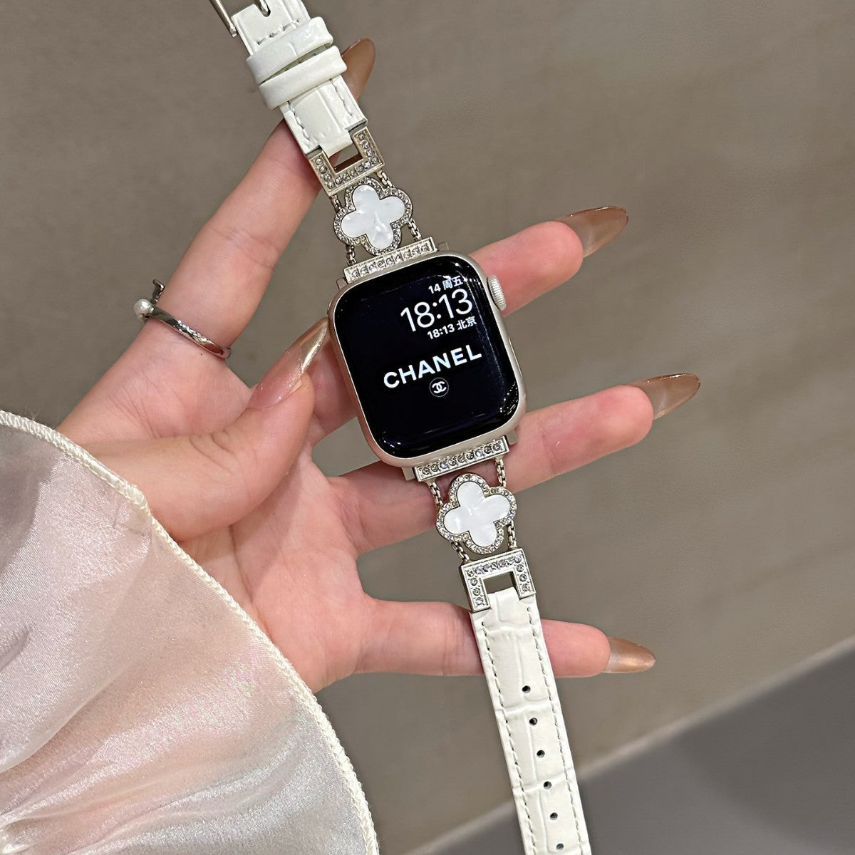 Four-leaf clover diamond strap